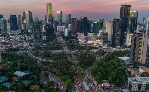 Pemandangan suasana perkotaan di kawasan Senayan, Jakarta, saat matahari terbenam, pada, Rabu (28/5/2025). Pemerintah Provinsi Daerah Khusus Jakarta menargetkan ibu kota negara ini masuk dalam jajaran 50 besar kota global terbaik pada tahun 2029. Saat ini, Jakarta berada di peringkat ke-74 dari 156 kota dunia berdasarkan pemeringkatan kota global.