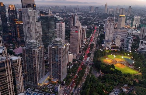 Pemandangan suasana perkotaan di kawasan Senayan, Jakarta, saat matahari terbenam, pada, Rabu (28/5/2025). Pemerintah Provinsi Daerah Khusus Jakarta menargetkan ibu kota negara ini masuk dalam jajaran 50 besar kota global terbaik pada tahun 2029. Saat ini, Jakarta berada di peringkat ke-74 dari 156 kota dunia berdasarkan pemeringkatan kota global.