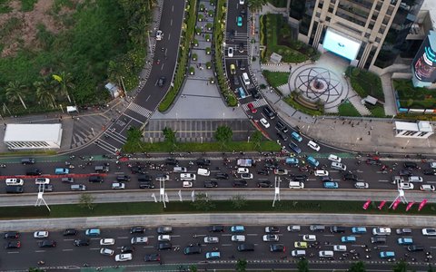 Pemandangan suasana perkotaan di kawasan Senayan, Jakarta, saat matahari terbenam, pada, Rabu (28/5/2025). Pemerintah Provinsi Daerah Khusus Jakarta menargetkan ibu kota negara ini masuk dalam jajaran 50 besar kota global terbaik pada tahun 2029. Saat ini, Jakarta berada di peringkat ke-74 dari 156 kota dunia berdasarkan pemeringkatan kota global.