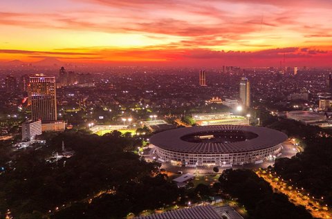 Pemandangan suasana perkotaan di kawasan Senayan, Jakarta, saat matahari terbenam, pada, Rabu (28/5/2025). Pemerintah Provinsi Daerah Khusus Jakarta menargetkan ibu kota negara ini masuk dalam jajaran 50 besar kota global terbaik pada tahun 2029. Saat ini, Jakarta berada di peringkat ke-74 dari 156 kota dunia berdasarkan pemeringkatan kota global.