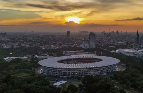 Pemandangan suasana perkotaan di kawasan Senayan, Jakarta, saat matahari terbenam, pada, Rabu (28/5/2025). Pemerintah Provinsi Daerah Khusus Jakarta menargetkan ibu kota negara ini masuk dalam jajaran 50 besar kota global terbaik pada tahun 2029. Saat ini, Jakarta berada di peringkat ke-74 dari 156 kota dunia berdasarkan pemeringkatan kota global.