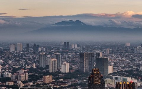 Pemandangan suasana perkotaan di kawasan Senayan, Jakarta, saat matahari terbenam, pada, Rabu (28/5/2025). Pemerintah Provinsi Daerah Khusus Jakarta menargetkan ibu kota negara ini masuk dalam jajaran 50 besar kota global terbaik pada tahun 2029. Saat ini, Jakarta berada di peringkat ke-74 dari 156 kota dunia berdasarkan pemeringkatan kota global.