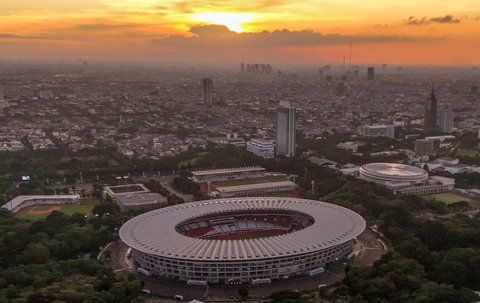Pemandangan suasana perkotaan di kawasan Senayan, Jakarta, saat matahari terbenam, pada, Rabu (28/5/2025). Pemerintah Provinsi Daerah Khusus Jakarta menargetkan ibu kota negara ini masuk dalam jajaran 50 besar kota global terbaik pada tahun 2029. Saat ini, Jakarta berada di peringkat ke-74 dari 156 kota dunia berdasarkan pemeringkatan kota global.