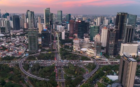 Pemandangan suasana perkotaan di kawasan Senayan, Jakarta, saat matahari terbenam, pada, Rabu (28/5/2025). Pemerintah Provinsi Daerah Khusus Jakarta menargetkan ibu kota negara ini masuk dalam jajaran 50 besar kota global terbaik pada tahun 2029. Saat ini, Jakarta berada di peringkat ke-74 dari 156 kota dunia berdasarkan pemeringkatan kota global.