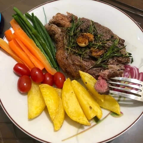 Ilustrasi Steak Daging Kurban Rumahan