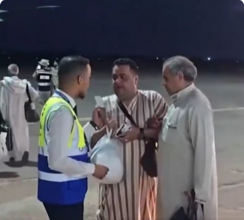 Seorang Jemaah Dilarang Terbang lalu Ditinggal, Pesawatnya Terus Mogok &amp; Kembali Menjemputnya