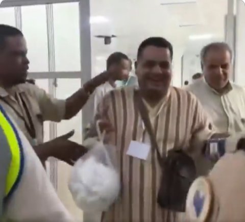 Seorang Jemaah Dilarang Terbang lalu Ditinggal, Pesawatnya Terus Mogok &amp; Kembali Menjemputnya