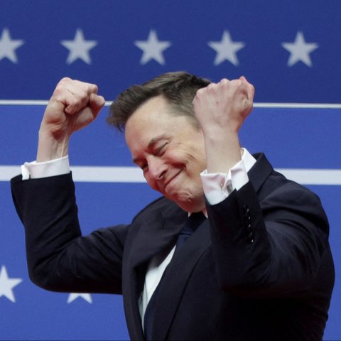 CEO Tesla Elon Musk melakukan gestur emosional saat menyampaikan pidato dalam perayaan pelantikan Donald Trump sebagai Presiden ke-47 Amerika Serikat di Capital One Arena, Washington, Amerika Serikat, pada Senin (20/1/2025).