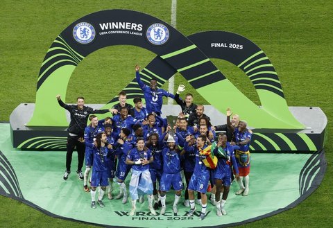 Pemain Chelsea mengangkat trofi UEFA Conference League 2024/2025 setelah menumbangkan Real Betis dengan skor 4-1 dalam babak final di Stadion Wrocław, Polandia, pada Kamis (29/5/2025) dini hari WIB.