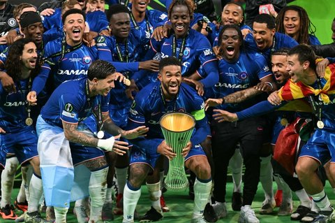 Pemain Chelsea mengangkat trofi UEFA Conference League 2024/2025 setelah menumbangkan Real Betis dengan skor 4-1 dalam babak final di Stadion Wrocław, Polandia, pada Kamis (29/5/2025) dini hari WIB.