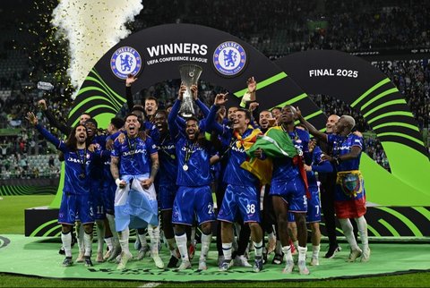 Pemain Chelsea mengangkat trofi UEFA Conference League 2024/2025 setelah menumbangkan Real Betis dengan skor 4-1 dalam babak final di Stadion Wrocław, Polandia, pada Kamis (29/5/2025) dini hari WIB.