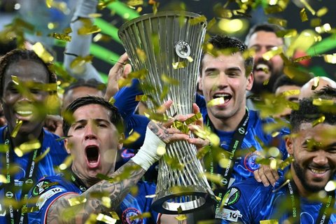 Pemain Chelsea mengangkat trofi UEFA Conference League 2024/2025 setelah menumbangkan Real Betis dengan skor 4-1 dalam babak final di Stadion Wrocław, Polandia, pada Kamis (29/5/2025) dini hari WIB.