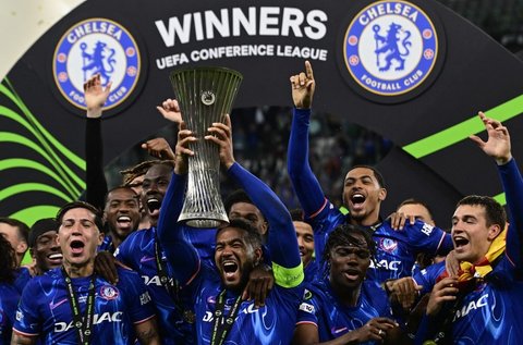 Pemain Chelsea mengangkat trofi UEFA Conference League 2024/2025 setelah menumbangkan Real Betis dengan skor 4-1 dalam babak final di Stadion Wrocław, Polandia, pada Kamis (29/5/2025) dini hari WIB.