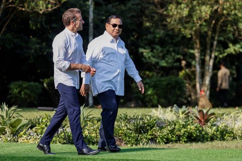 Presiden RI Prabowo Subianto dan Presiden Prancis Emmanuel Macron saat mengunjungi kawasan Candi Borobudur di Magelang, Jawa Tengah, Kamis (29/5/2025).