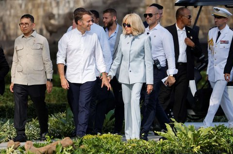 Presiden Prancis Emmanuel Macron bersama istrinya, Brigitte Macron saat mengunjungi kawasan Candi Borobudur di Magelang, Jawa Tengah, Kamis (29/5/2025).