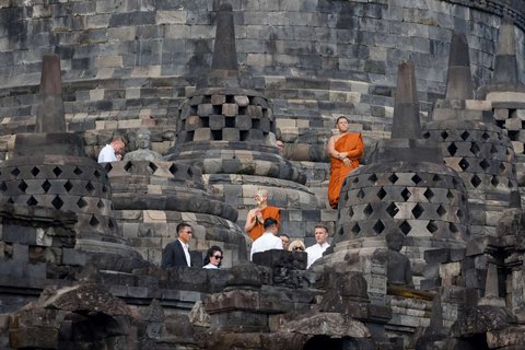 Presiden RI Prabowo Subianto dan Presiden Prancis Emmanuel Macron saat mengunjungi kawasan Candi Borobudur di Magelang, Jawa Tengah, Kamis (29/5/2025).