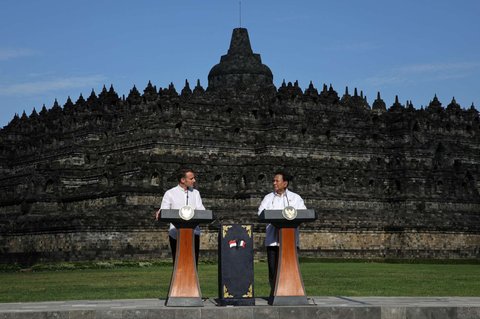 Presiden RI Prabowo Subianto dan Presiden Prancis Emmanuel Macron memberikan keterangan saat mengunjungi kawasan Candi Borobudur di Magelang, Jawa Tengah, Kamis (29/5/2025).