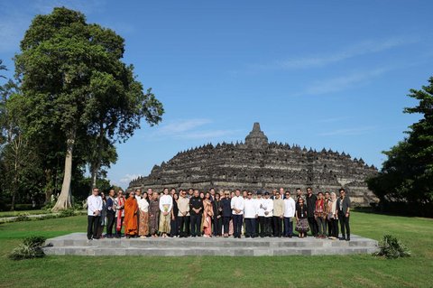 Presiden RI Prabowo Subianto dan Presiden Prancis Emmanuel Macron bersama delegasi masing-masing berfoto dengan latar belakang Candi Borobudur di Magelang, Jawa Tengah, Kamis (29/5/2025).
