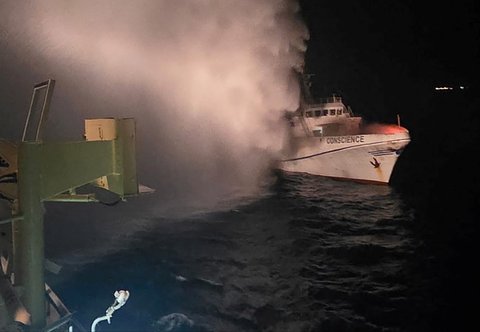 Asap mengepul dari kapal Freedom Flotilla yang membawa bantuan kemanuasian untuk Gaza di perairan internasional di Malta, (02/05/2025).