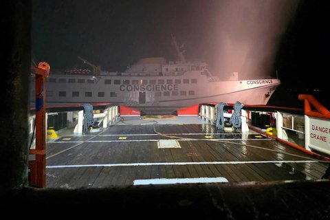 Asap mengepul dari kapal Freedom Flotilla yang membawa bantuan kemanuasian untuk Gaza di perairan internasional di Malta, (02/05/2025).
