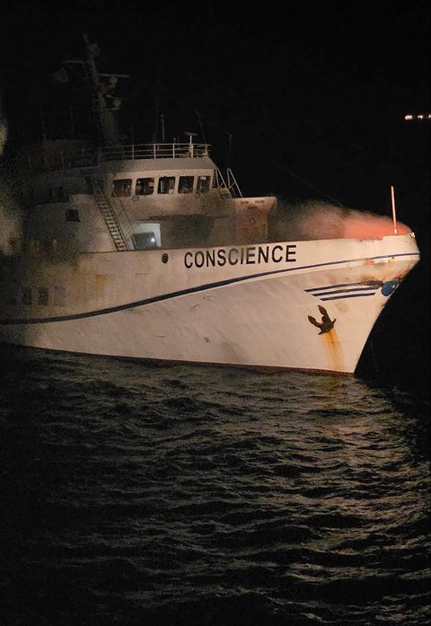 Asap mengepul dari kapal Freedom Flotilla yang membawa bantuan kemanuasian untuk Gaza di perairan internasional di Malta, (02/05/2025).