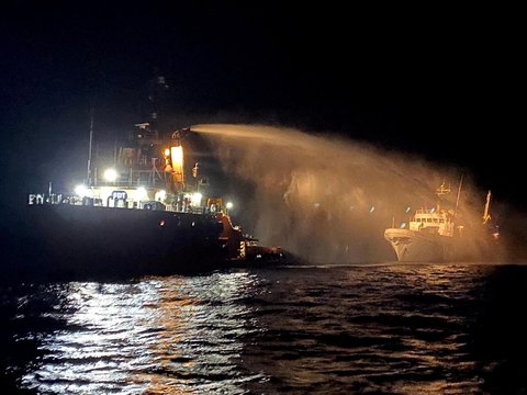 Sebuah kapal tunda memadamkan api di kapal Freedom Flotilla yang membawa bantuan kemanuasian untuk Gaza di perairan internasional Malta, (02/05/2025).