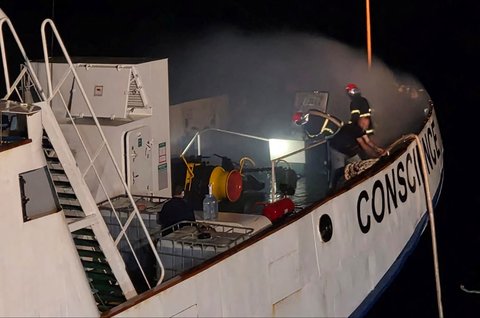 Asap mengepul dari kapal Freedom Flotilla yang membawa bantuan kemanuasian untuk Gaza di perairan internasional di Malta, (02/05/2025).