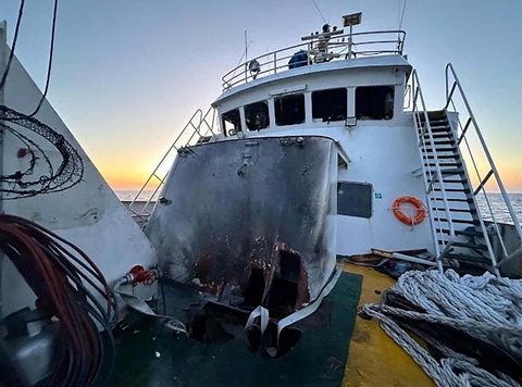 Kerusakan terlihat pada kapal kapal Freedom Flotilla yang membawa bantuan kemanuasian untuk Gaza di perairan internasional  Malta, (02/05/2025).