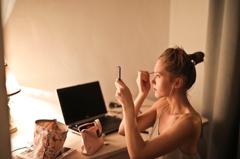 Ilustrasi Penggunaan Makeup