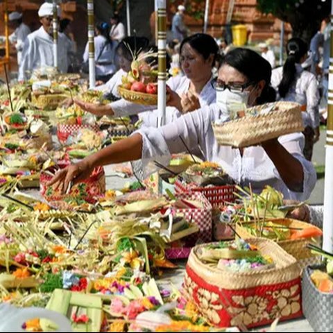 Hari Raya Galungan merupakan hari raya keagamaan bagi umat Hindu untuk memperingati terciptanya alam semesta dan seluruh isinya. (SONNY TUMBELAKA/AFP)