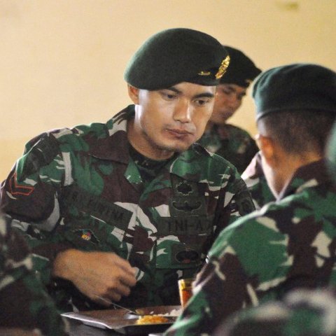 Dhika Bayangkara jadi salah satu pemain PS TNI yang diminta kembali ke barak untuk menjalani pengambilan film dokumenter. (Bola.com/Romi Syahputra)