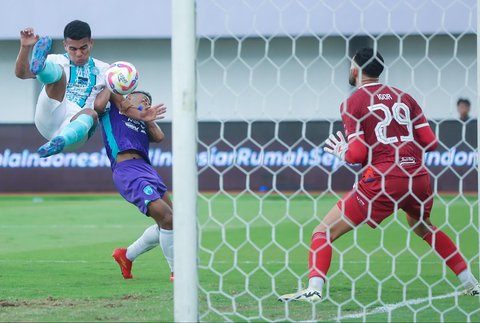 Pemain PSBS Biak Alexsandro Dos Santos saat menggolkan gawang  Persita Tangerang pada pertandingan BRI Liga 1 2024/2025 di Stadion Indomilk Arena, Kabupaten Tangerang, Banten, Sabtu (03/05/2025).