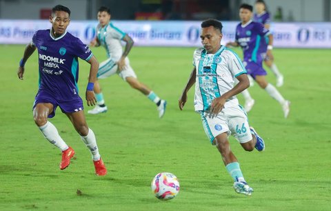 Pemain PSBS Biak Rivaldo Perre  membawa bola saat melawan  Persita Tangerang pada pertandingan BRI Liga 1 2024/2025 di Stadion Indomilk Arena, Kabupaten Tangerang, Banten, Sabtu (03/05/2025).