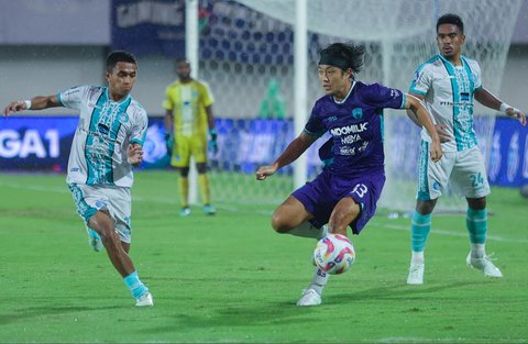 Pemain PSBS Biak Yano Putra  mencoba merebut bola dari pemain  Persita Tangerang Sin Yeong pada pertandingan BRI Liga 1 2024/2025 di Stadion Indomilk Arena, Kabupaten Tangerang, Banten, Sabtu (03/05/2025).