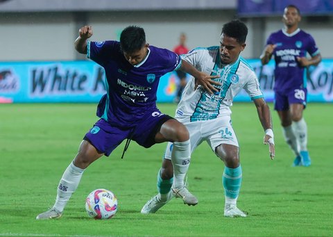 Pemain PSBS Biak F. Uopmabin mencoba merebut bola dari pemain Persita Tangerang Hardianto pada pertandingan BRI Liga 1 2024/2025 di Stadion Indomilk Arena, Kabupaten Tangerang, Banten, Sabtu (03/05/2025
