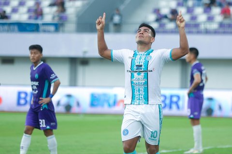 Pemain PSBS Biak Alexsandro Dos Santos usai menggolkan gawang  Persita Tangerang pada pertandingan BRI Liga 1 2024/2025 di Stadion Indomilk Arena, Kabupaten Tangerang, Banten, Sabtu (03/05/2025