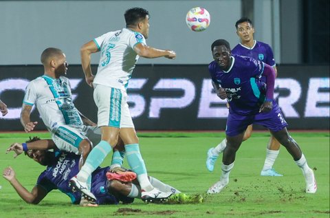 Pemain PSBS Biak Fabiano  berebut bola dengaan pemain Persita Tangerang Sandro  pada pertandingan BRI Liga 1 2024/2025 di Stadion Indomilk Arena, Kabupaten Tangerang, Banten, Sabtu (03/05/2025).