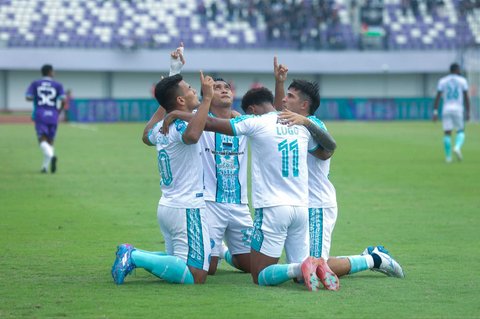 Pemain PSBS Biak usai memenangkan pertandingan pada laga BRI Liga 1 2024/2025 di Stadion Indomilk Arena, Kabupaten Tangerang, Banten, Sabtu (03/05/2025).