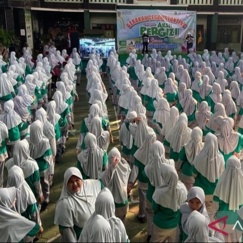 Pemerintah Kabupaten Kudus membagikan tablet penambah darah kepada pelajar perempuan dan mengkampanyekan pola hidup sehat untuk mencegah stunting, dengan angka stunting berhasil ditekan hingga di bawah target nasional.