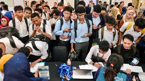 Besarnya jumlah lowongan pekerjaan tersebut itu bisa dimanfaatkan oleh para pencari kerja. (BAY ISMOYO/AFP)