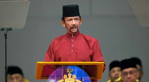 Sultan Brunei Hassanal Bolkiah menghadiri sesi pleno di ASEAN Summit/KTT Perhimpunan Bangsa-Bangsa Asia Tenggara (ASEAN) di Kuala Lumpur, Malaysia, pada 26 Mei 2025. (AP/Vincent Thian)