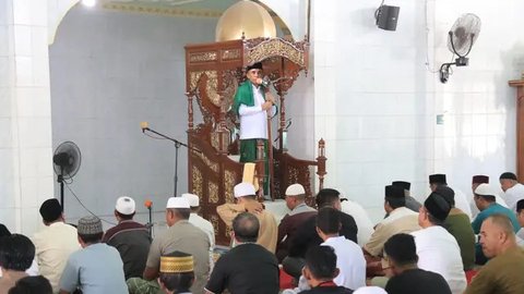 Cagub Sulteng Anwar Hafid saat khutbah di Masjid Al Hidayah, Kota Palu, Sulteng, Jumat (19/7/2024). (Ist).