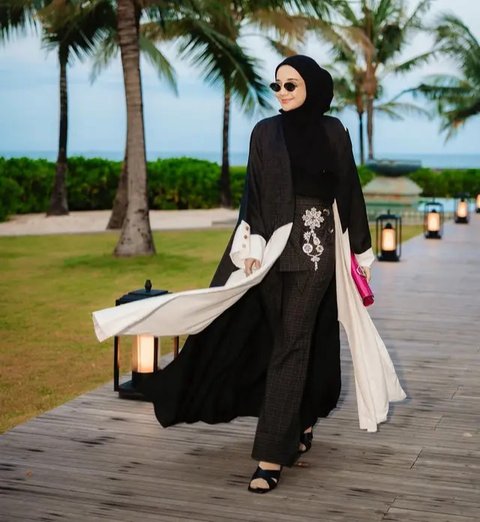Dress Hitam Abaya Style dengan Hijab Putih/Ivory. Foto: Meta AI