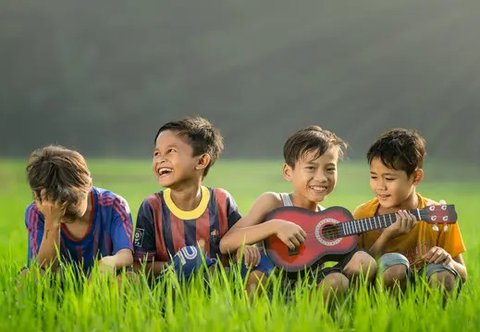 Ilustrasi anak-anak bermain, liburan sekolah. (Photo by Robert Collins on Unsplash)