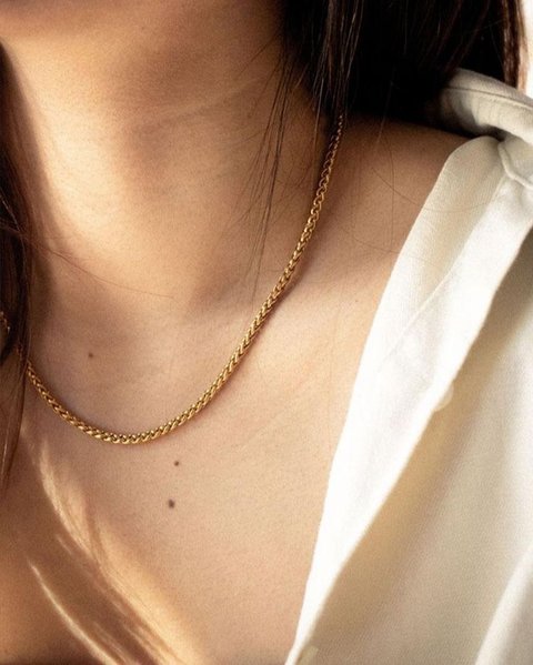 Ilustrasi Kalung Yellow Gold dengan Rantai Tipis (&copy;Pinterest)