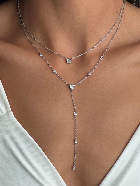 Ilustrasi Kalung Emas dengan Rantai Panjang di Bahu Lebar