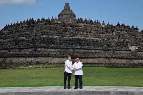 Presiden RI Prabowo Subianto dan Presiden Prancis Emmanuel Macron saat mengunjungi kawasan Candi Borobudur di Magelang, Jawa Tengah, Kamis (29/5/2025).
