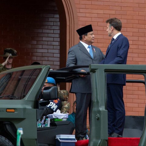 Presiden RI Prabowo Subianto (kanan) dan Presiden Prancis Emmanuel Macron berada di dalam sebuah helikopter saat bersiap terbang menuju Akademi Militer di Magelang, pada Kamis (29/5/2025).