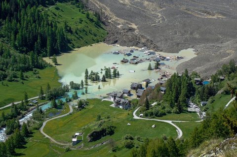 Kondisi desa kecil Blatten di Pegunungan Bietschhorn, Alpen Swiss, hancur akibat tanah longsor besar yang dipicu oleh runtuhnya sebagian Gletser Birch pada Rabu, 29 Mei 2025.