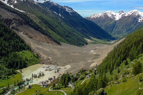 Desa kecil Blatten ini disebut sebagai salah satu desa terindah di Swiss dengan pemandangan deretan pegunungan bersalju dan hutan hijau di bawahnya.